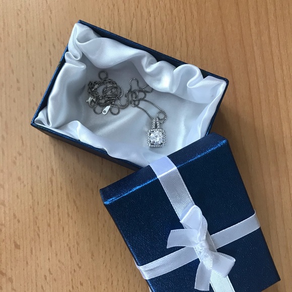 White cubic zirconia necklace - Picture 5 of 8